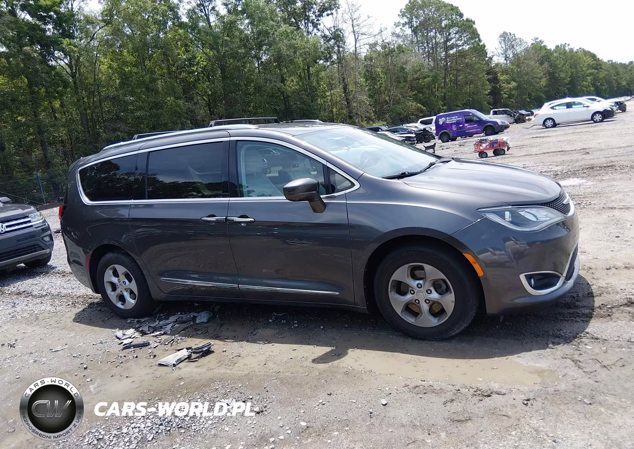 2017 Chrysler Pacifica Touring-L Plus VIN:2C4RC1EG6HR614255 - 13