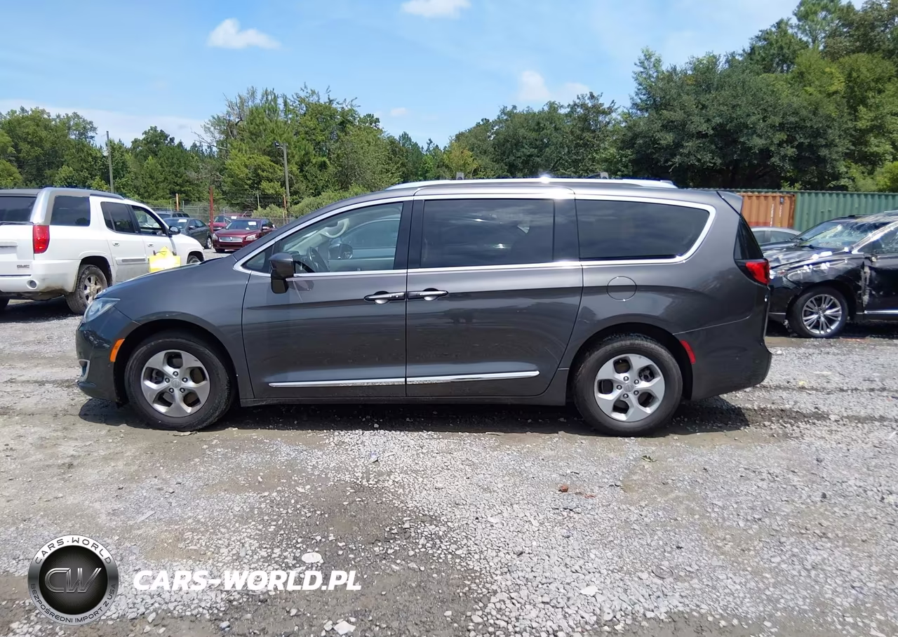 2017 Chrysler Pacifica Touring-L Plus VIN:2C4RC1EG6HR614255 - 14