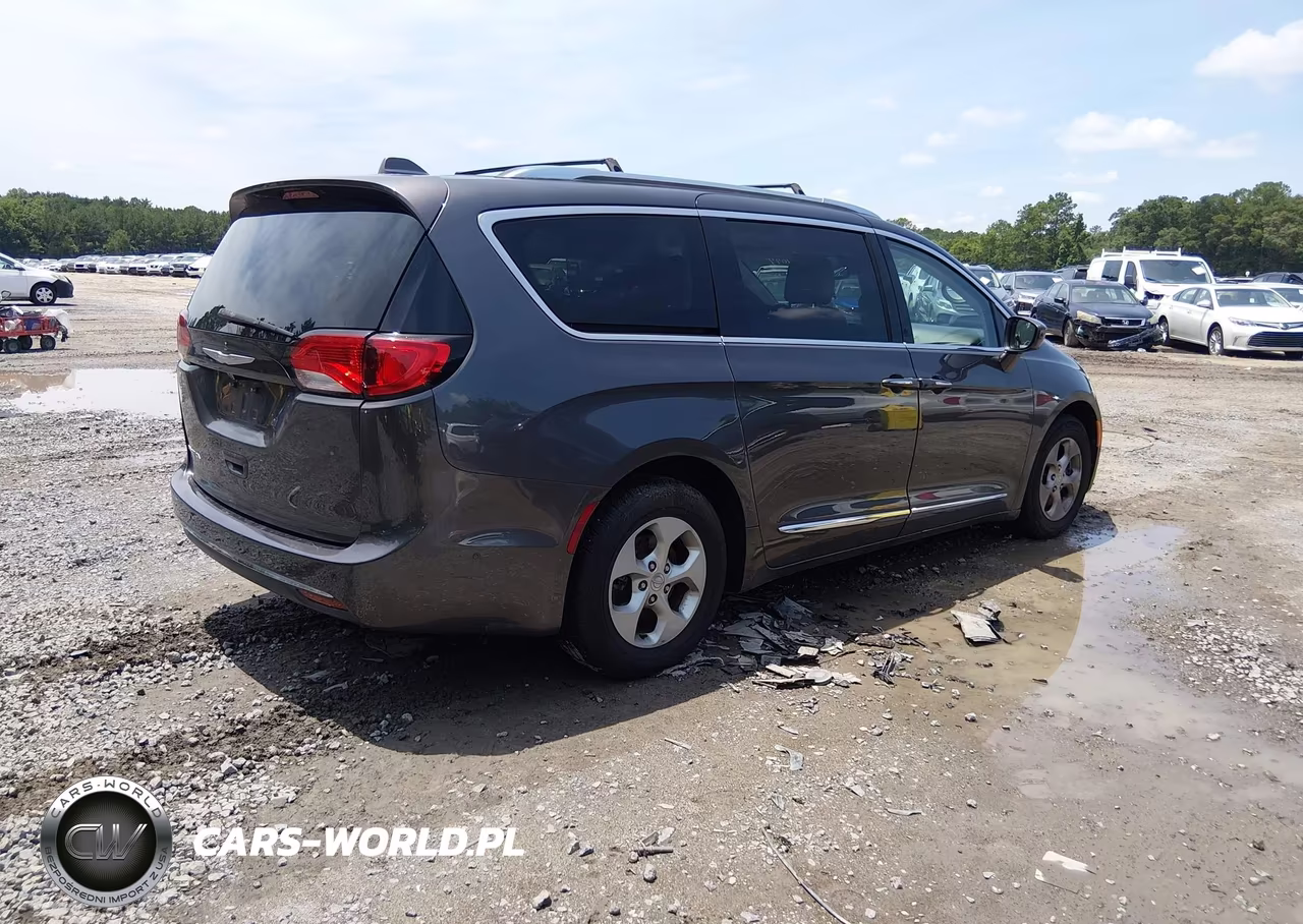 2017 Chrysler Pacifica Touring-L Plus VIN:2C4RC1EG6HR614255 - 18