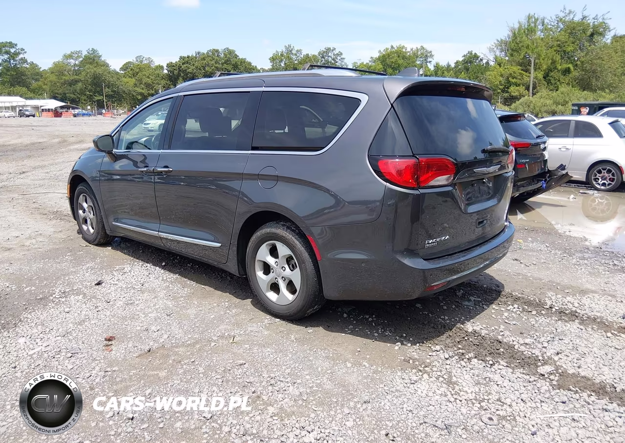 2017 Chrysler Pacifica Touring-L Plus VIN:2C4RC1EG6HR614255 - 3