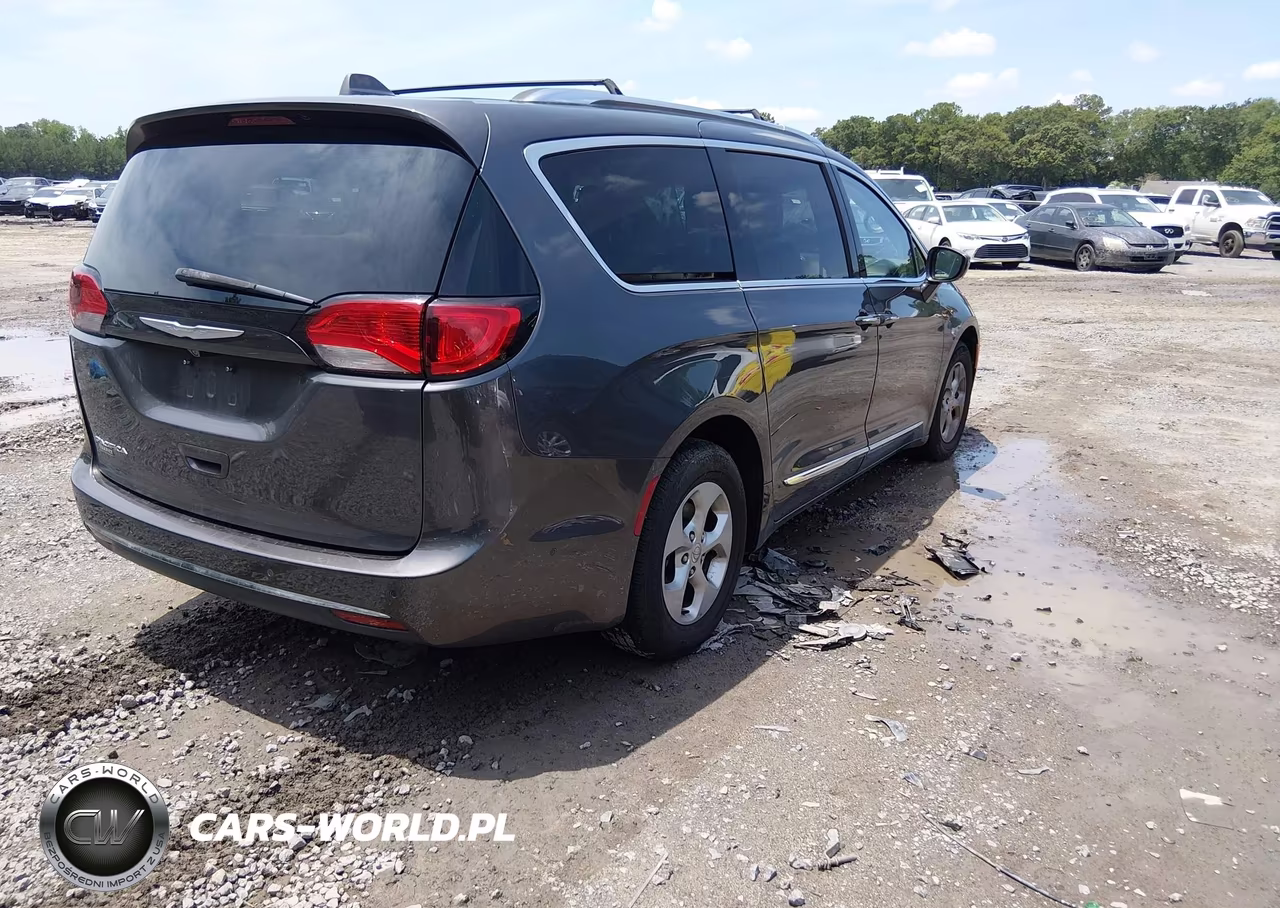 2017 Chrysler Pacifica Touring-L Plus VIN:2C4RC1EG6HR614255 - 4