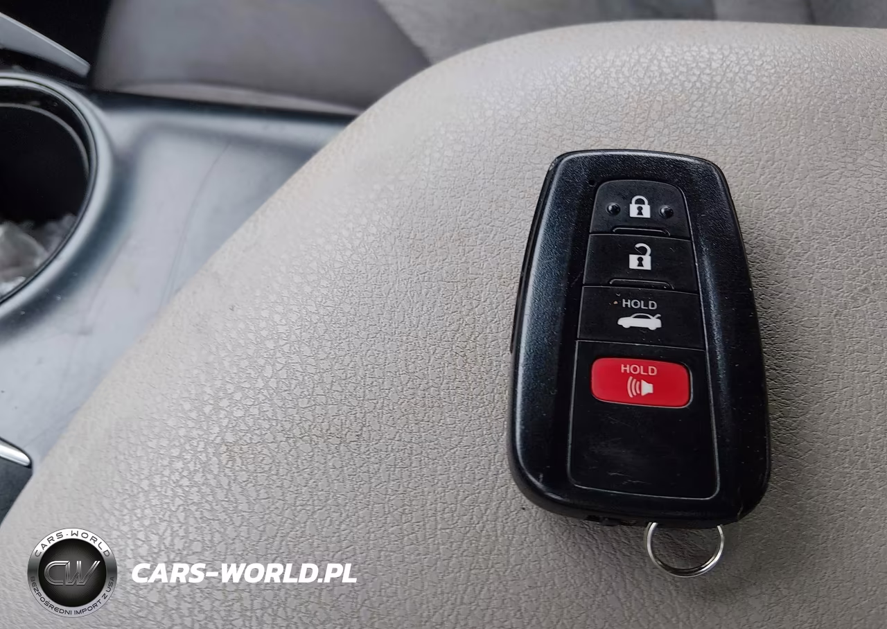 2018 Toyota Camry Le VIN:4T1B11HKXJU518169 - 11