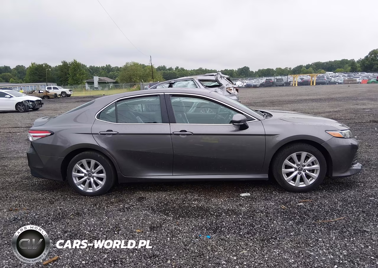 2018 Toyota Camry Le VIN:4T1B11HKXJU518169 - 14