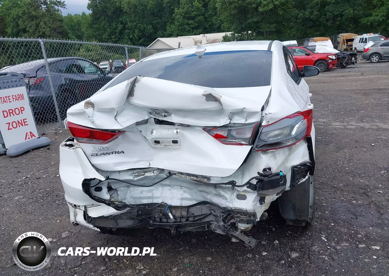 2018 Hyundai Elantra Value Edition VIN:5NPD84LF8JH310340 - 17