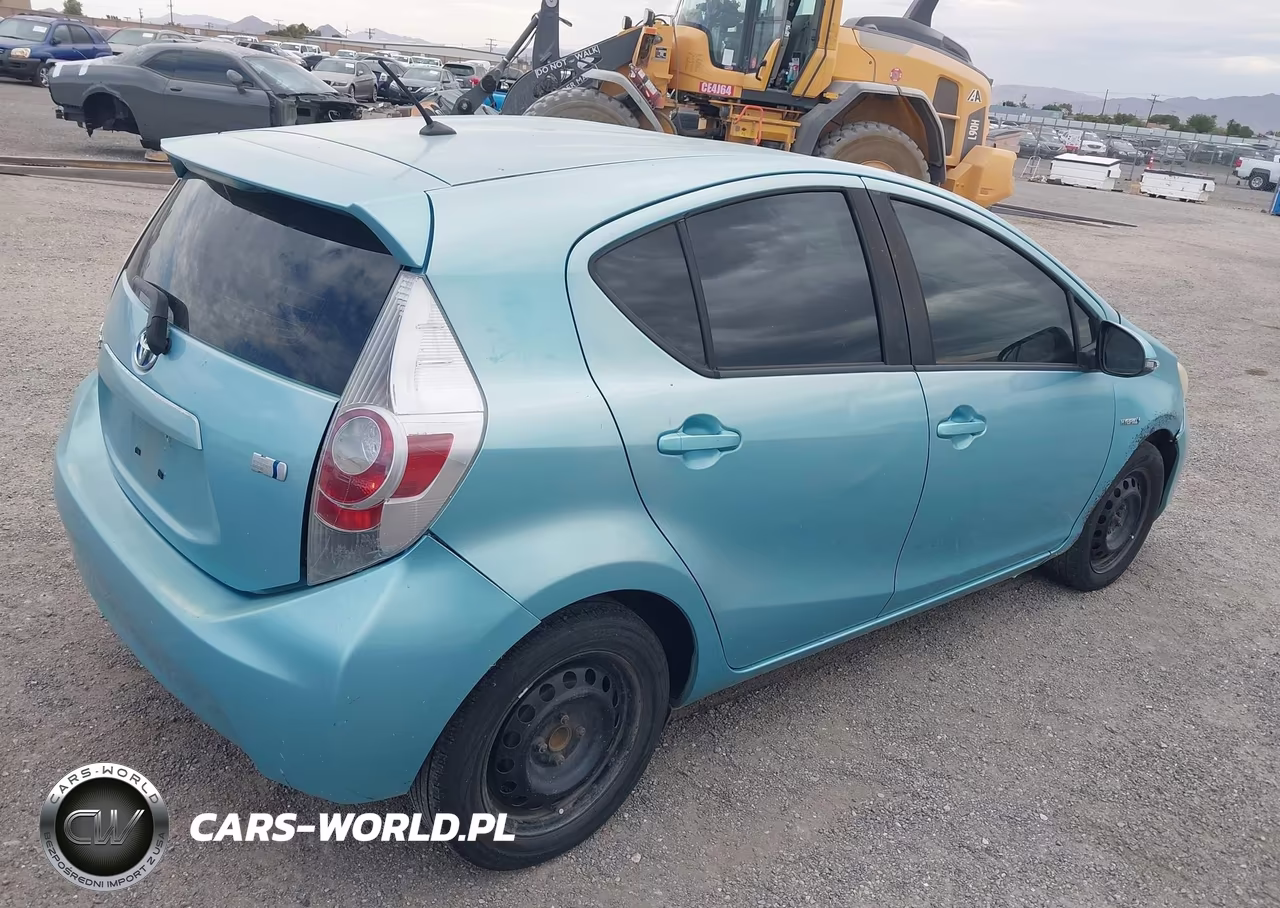 2014 Toyota Prius C One VIN:JTDKDTB32E1067688 - 4