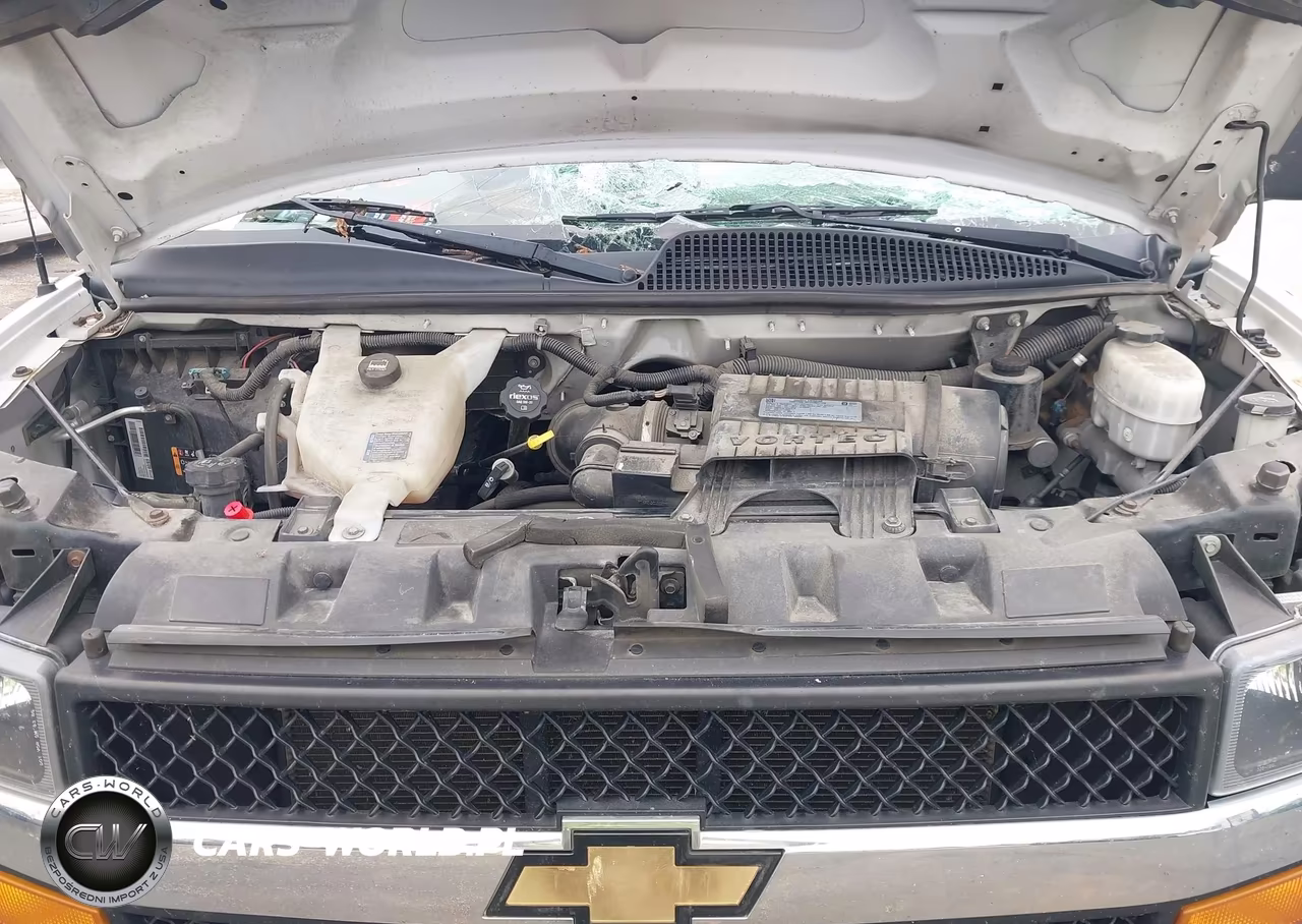 2018 Chevrolet Express Cutaway Work Van VIN:1GB0GRFG0J1233414 - 9