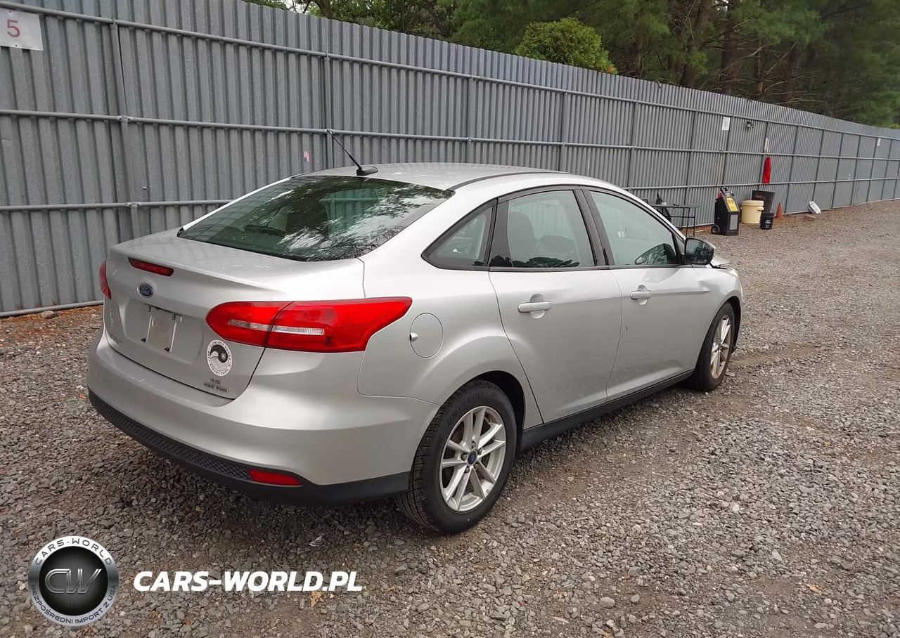 2016 Ford Focus Se VIN:1FADP3F27GL283129 - 4