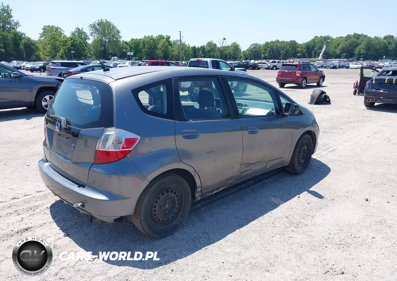 2011 Honda Fit VIN:JHMGE8H31BS007395 - 4