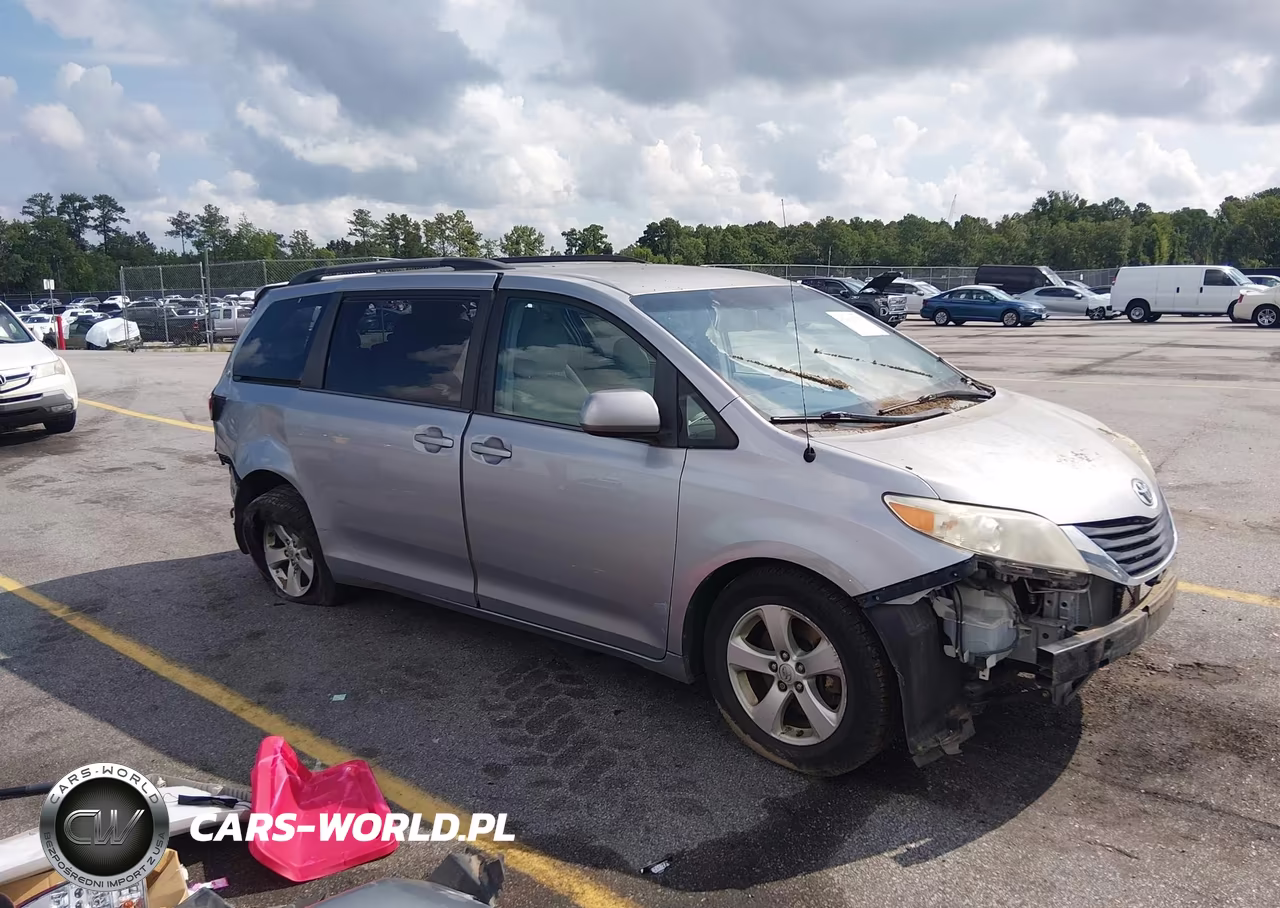 2013 Toyota Sienna Le V6 8 Passenger