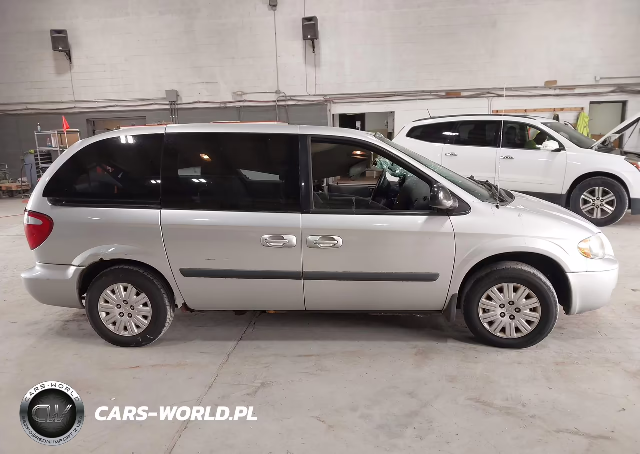 2005 Chrysler Town & Country VIN:1C4GP45R55B221646 - 13
