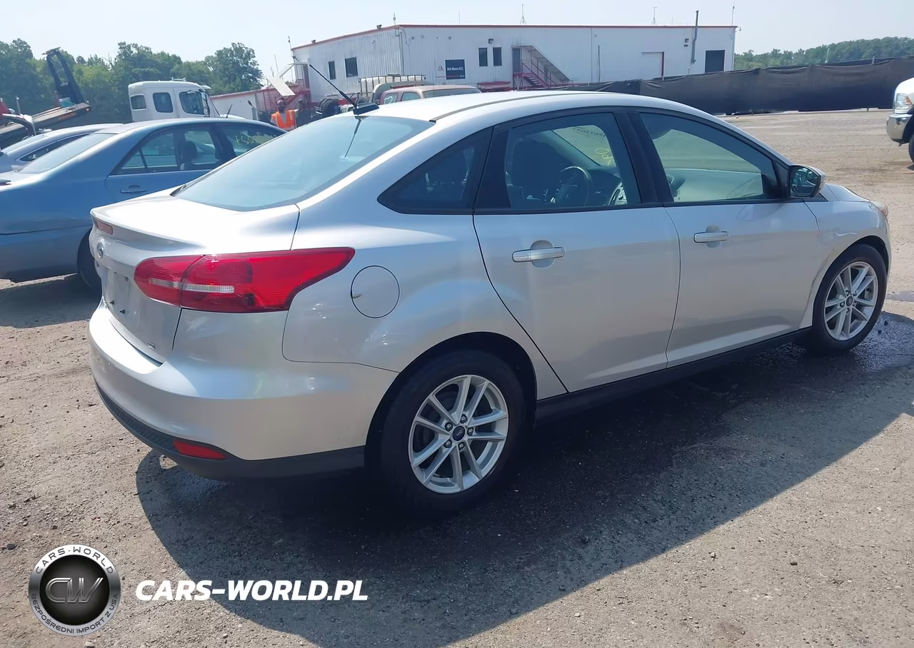 2016 Ford Focus Se VIN:1FADP3F2XGL397464 - 4
