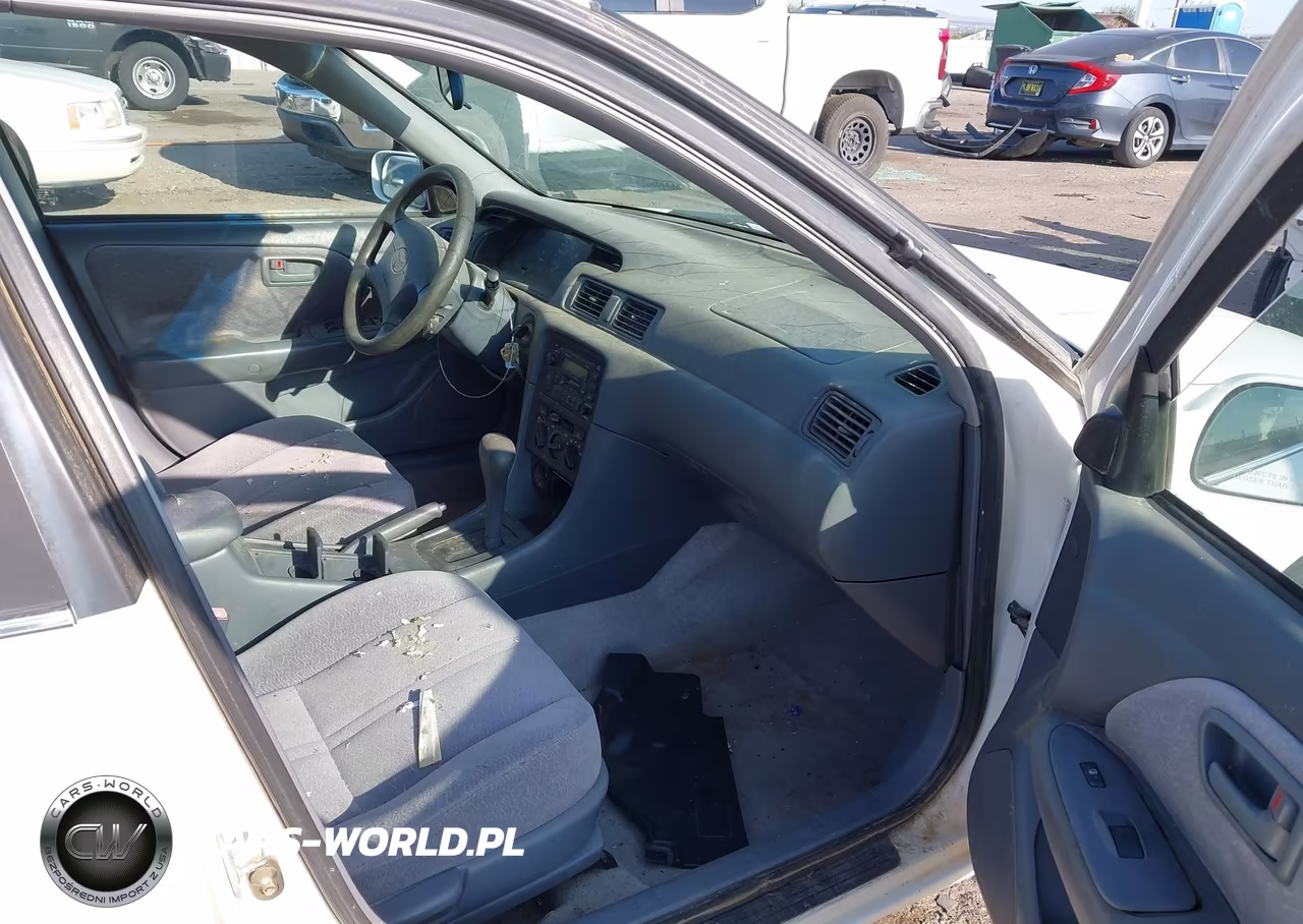 1999 Toyota Camry Le VIN:JT2BG22K2X0289657 - 5
