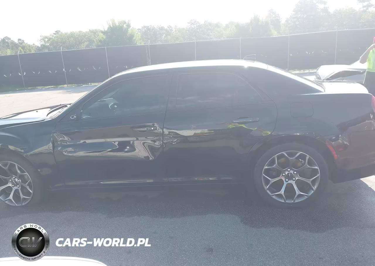 2018 Chrysler 300 Touring VIN:2C3CCAAG0JH222934 - 15