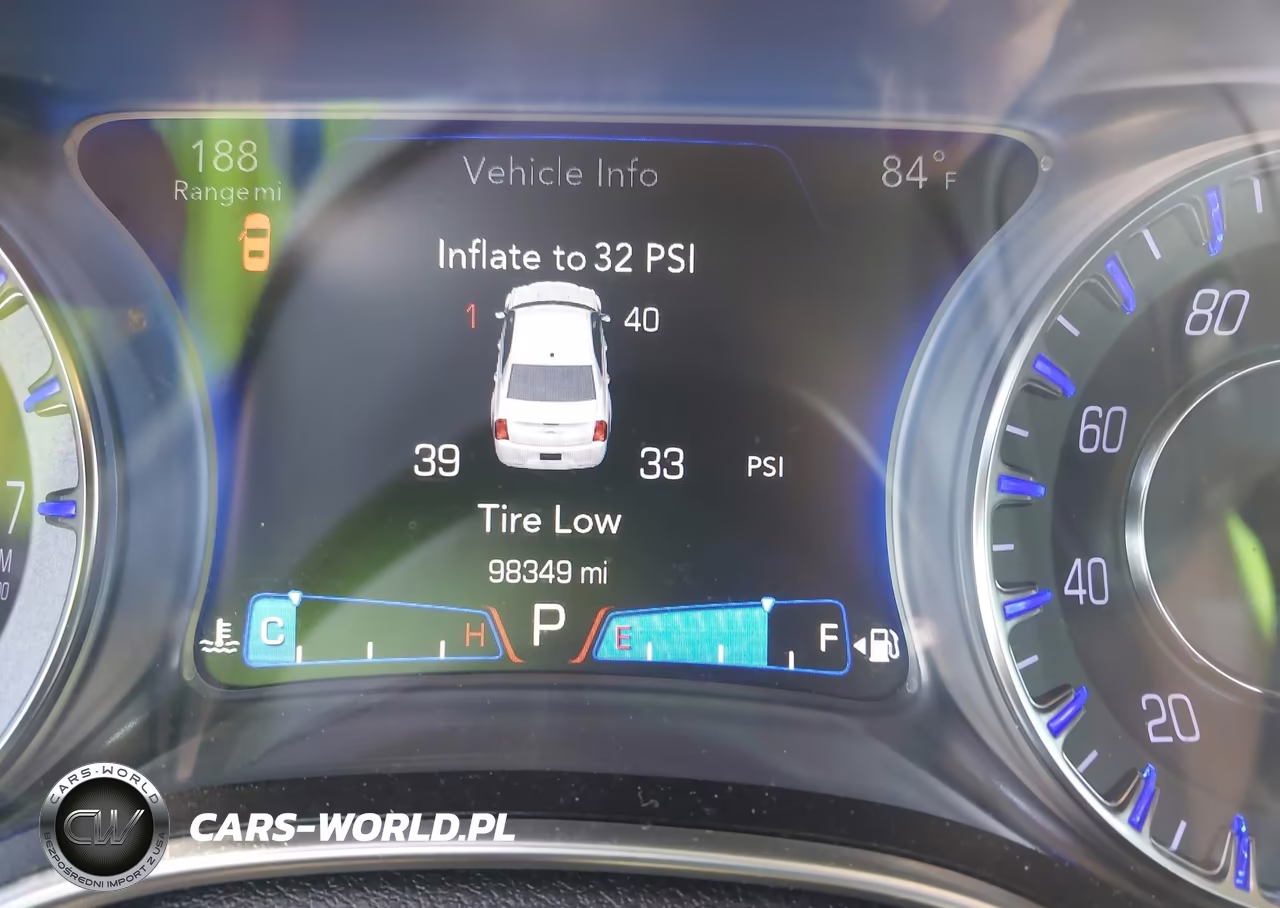 2018 Chrysler 300 Touring VIN:2C3CCAAG0JH222934 - 16