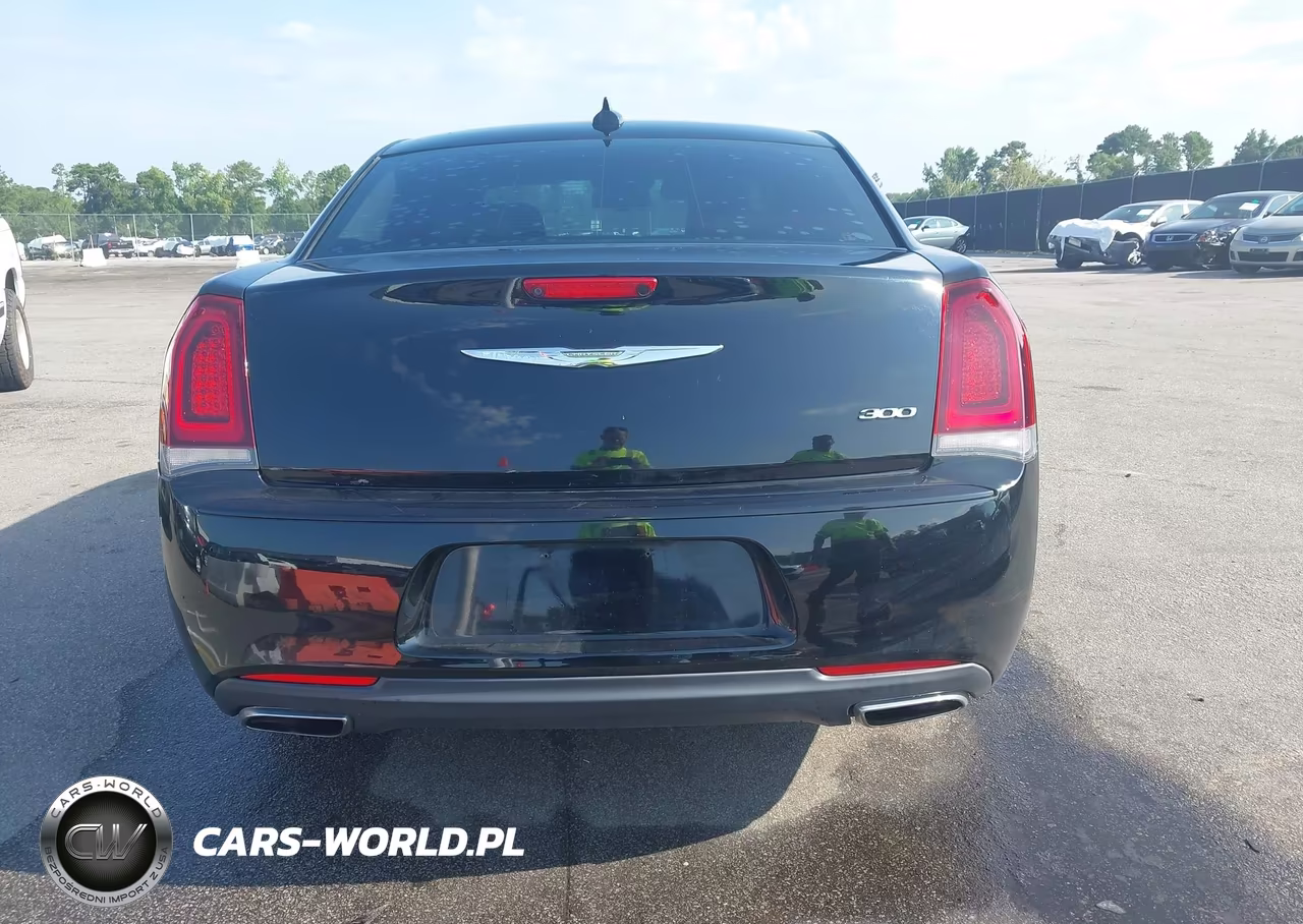 2018 Chrysler 300 Touring VIN:2C3CCAAG0JH222934 - 17