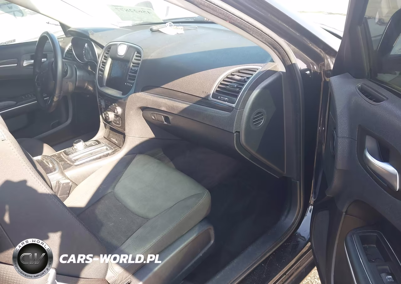 2018 Chrysler 300 Touring VIN:2C3CCAAG0JH222934 - 5