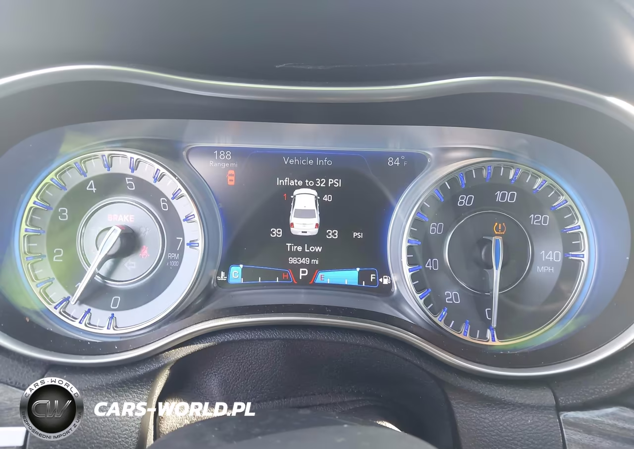 2018 Chrysler 300 Touring VIN:2C3CCAAG0JH222934 - 7