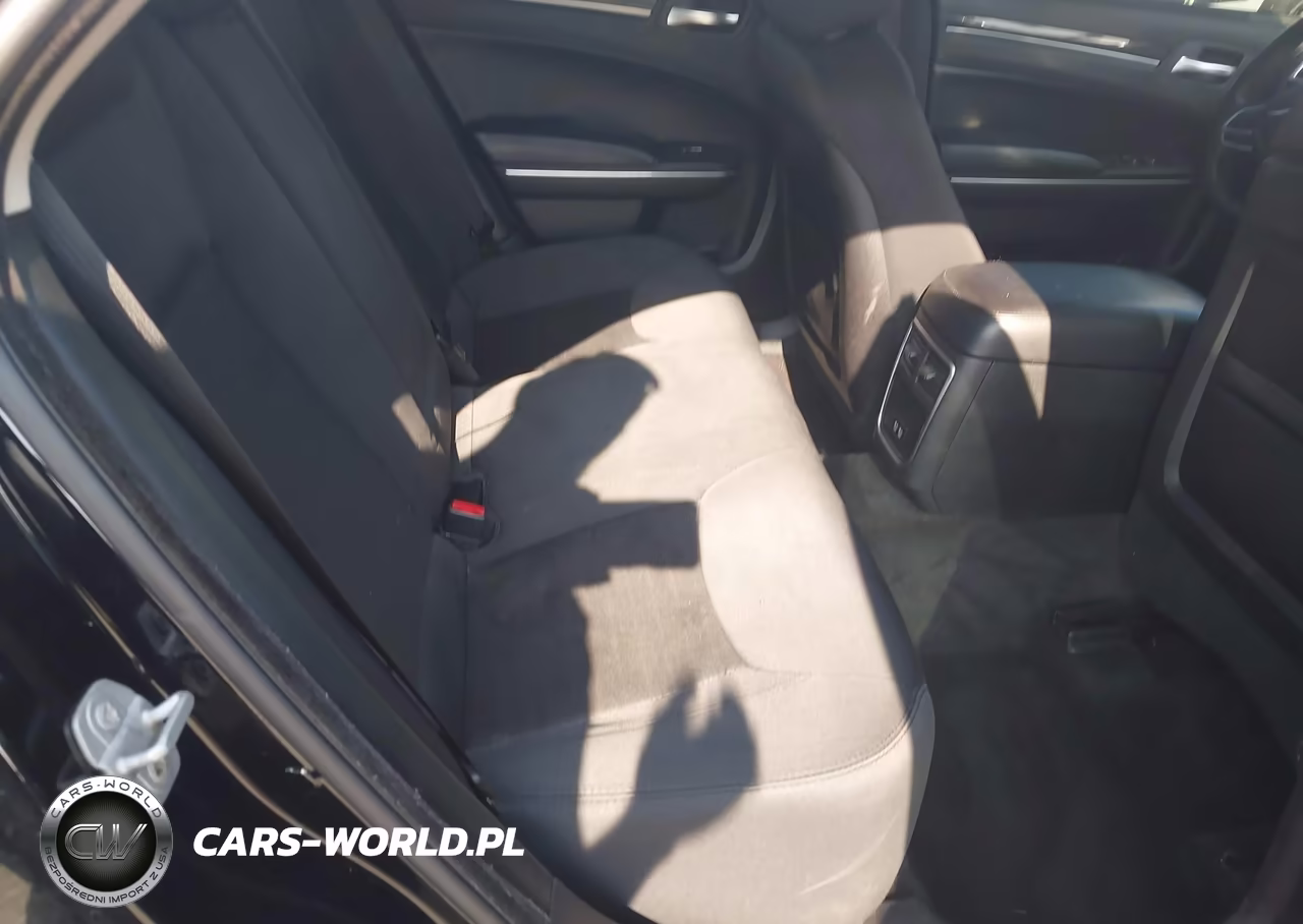 2018 Chrysler 300 Touring VIN:2C3CCAAG0JH222934 - 8