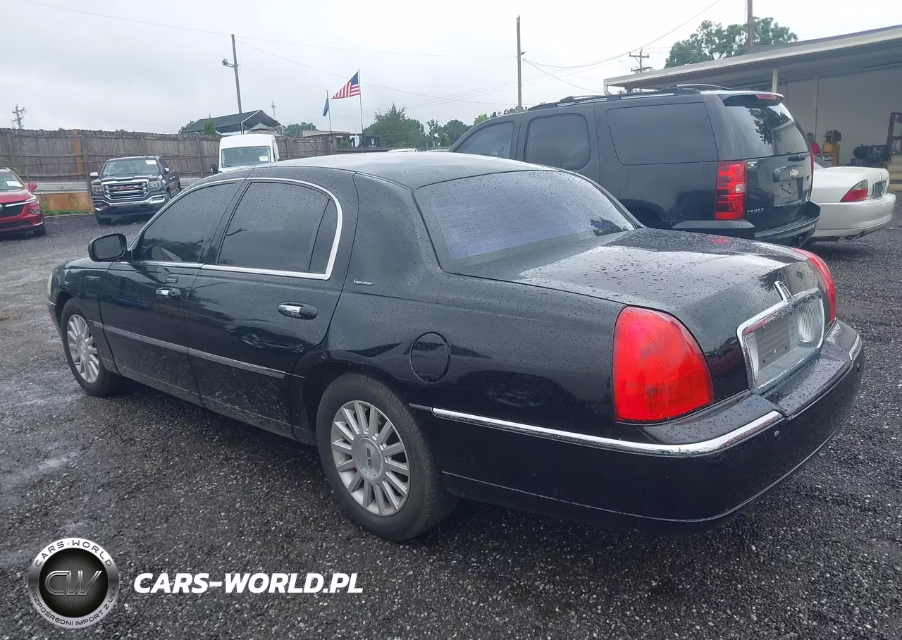 2004 Lincoln Town Car Signature VIN:1LNHM81W64Y619908 - 3