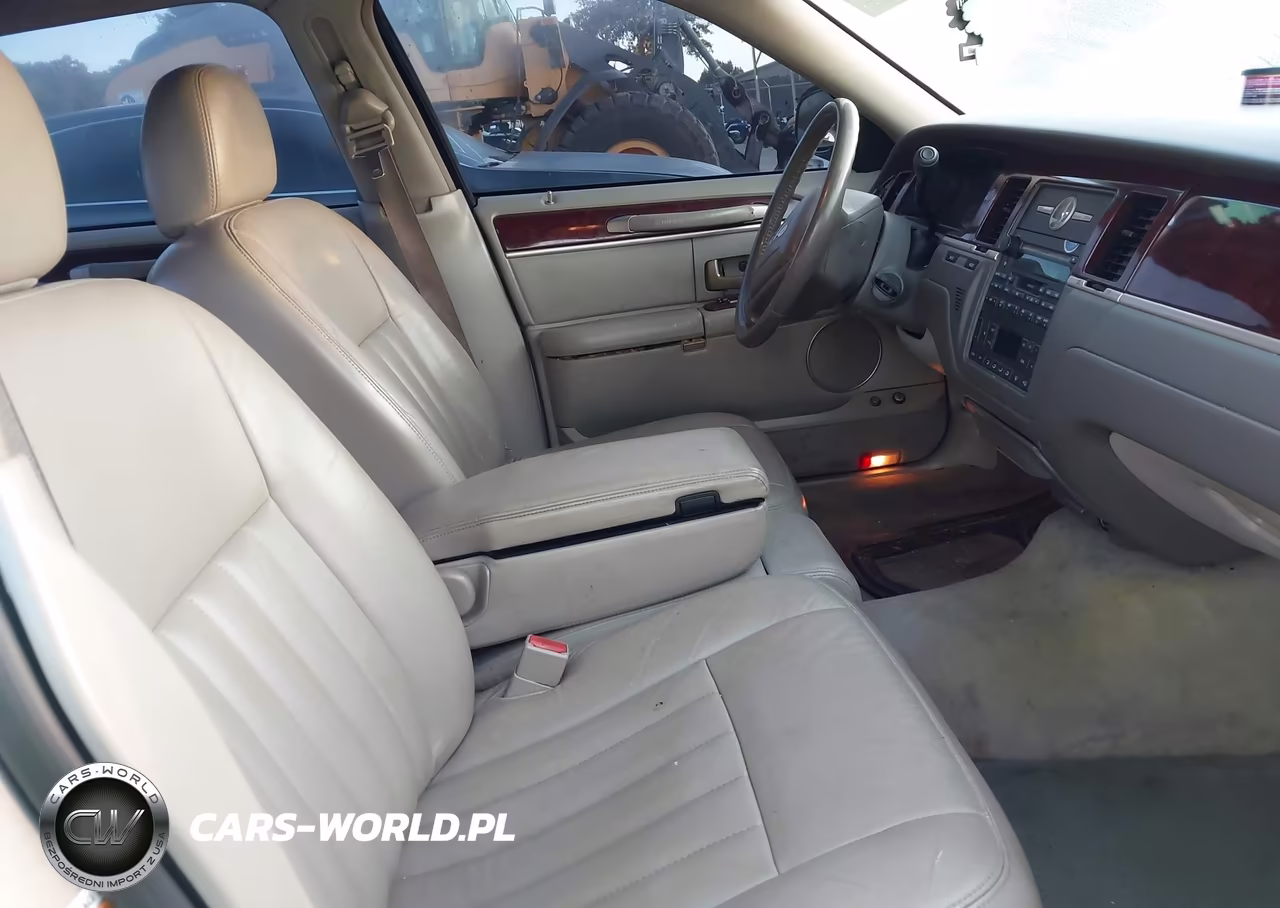 2004 Lincoln Town Car Signature VIN:1LNHM81W64Y619908 - 5