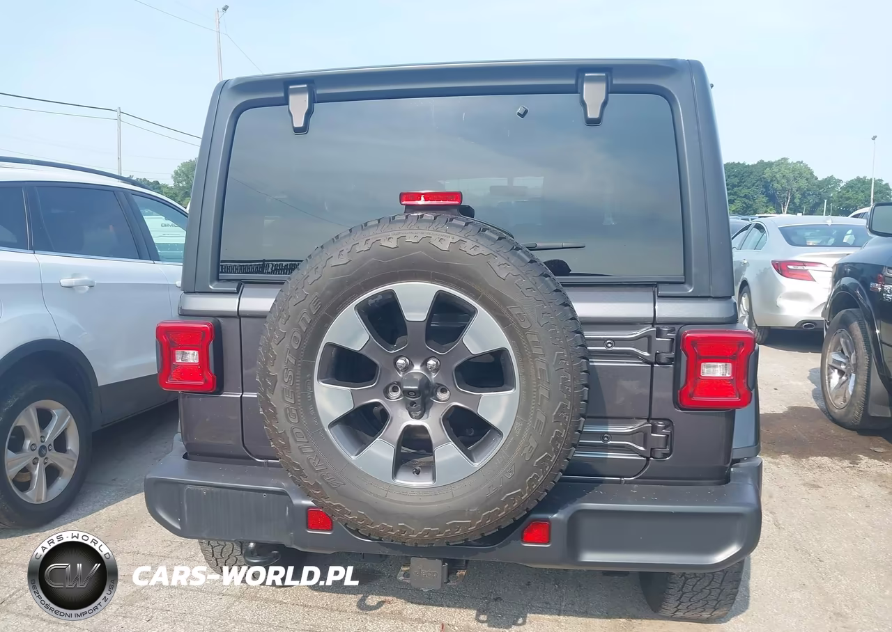 2018 Jeep Wrangler Unlimited Sahara 4X4 VIN:1C4HJXEG2JW175363 - 16
