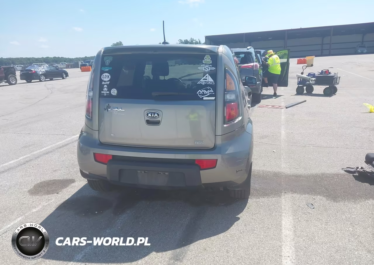 2011 Kia Soul + VIN:KNDJT2A25B7238301 - 17