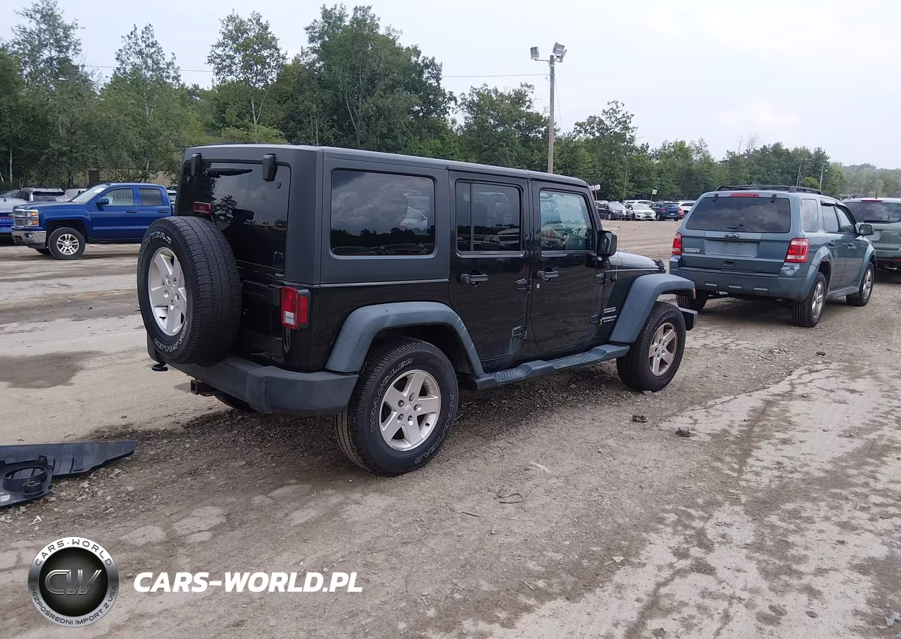 2013 Jeep Wrangler Unlimited Sport VIN:1C4BJWDG4DL674253 - 4