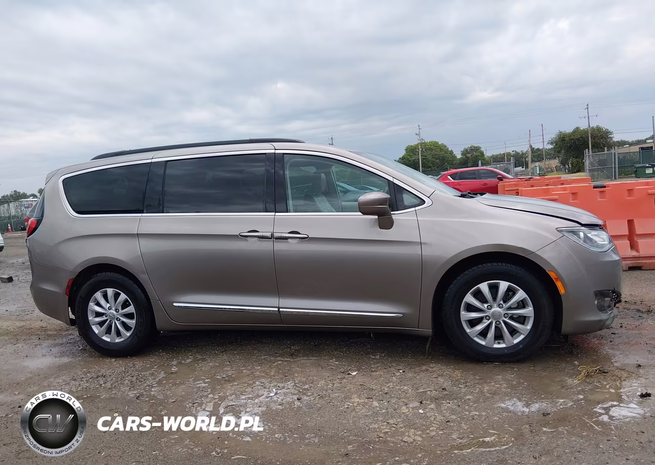 2017 Chrysler Pacifica Touring-L VIN:2C4RC1BG3HR613455 - 13