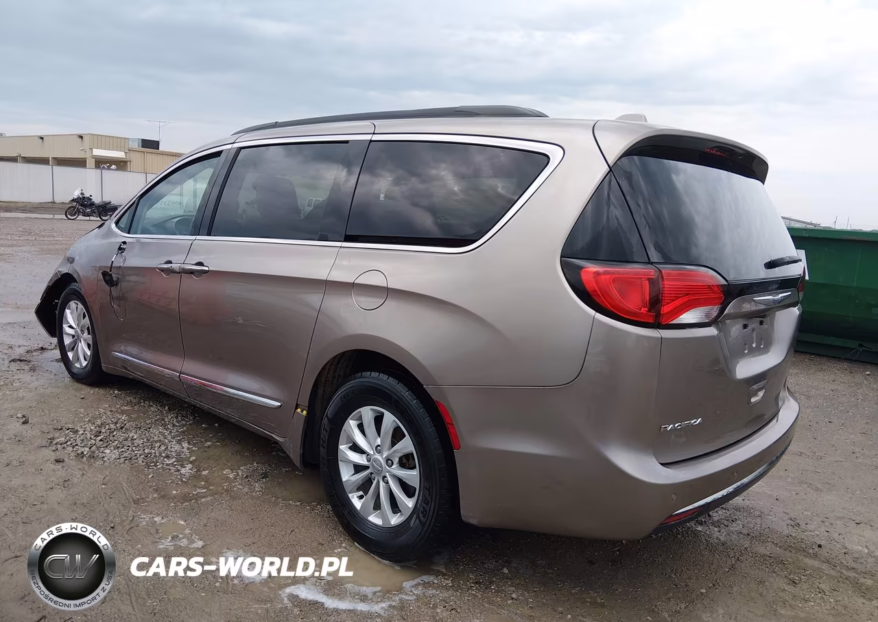 2017 Chrysler Pacifica Touring-L VIN:2C4RC1BG3HR613455 - 3