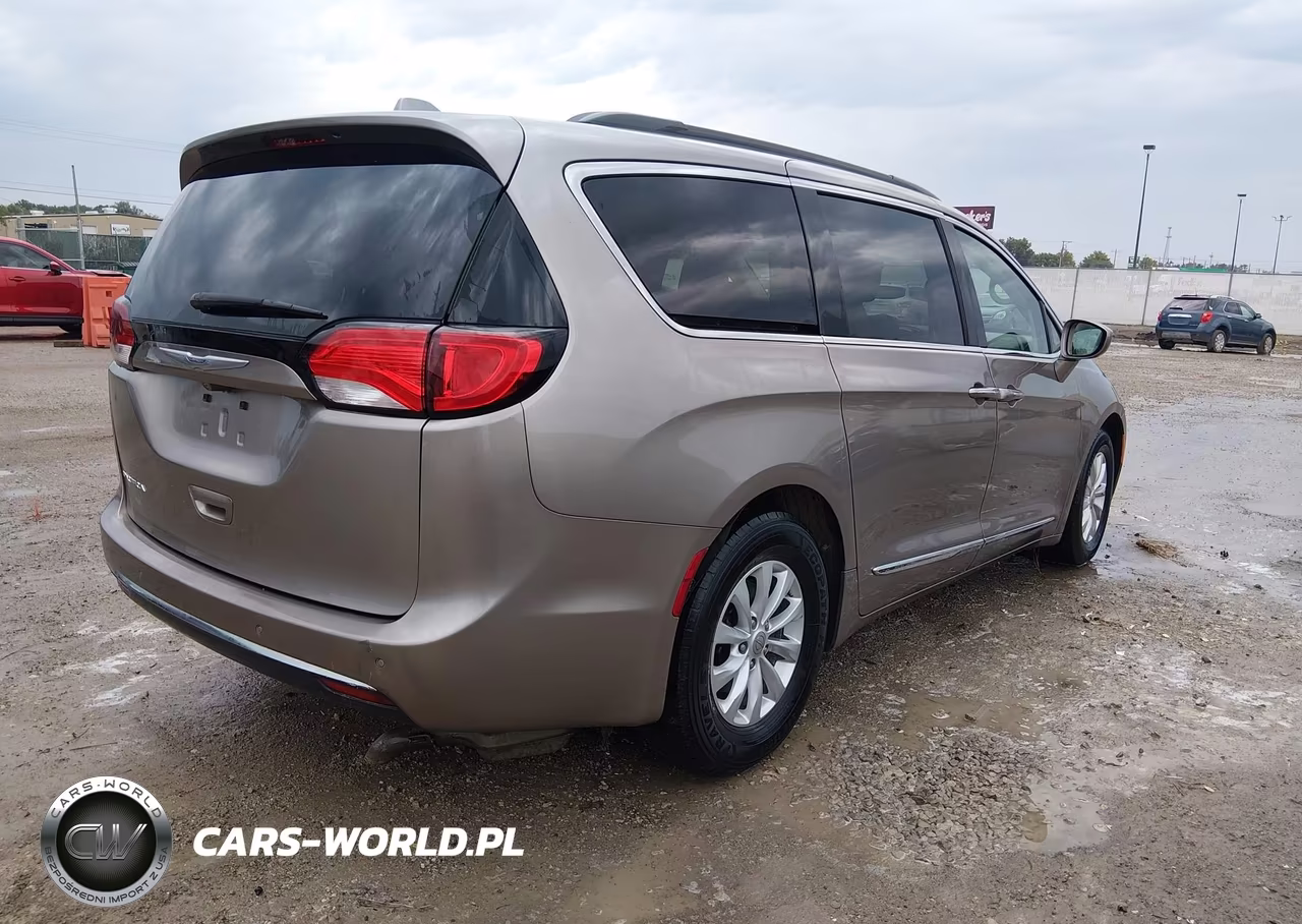 2017 Chrysler Pacifica Touring-L VIN:2C4RC1BG3HR613455 - 4