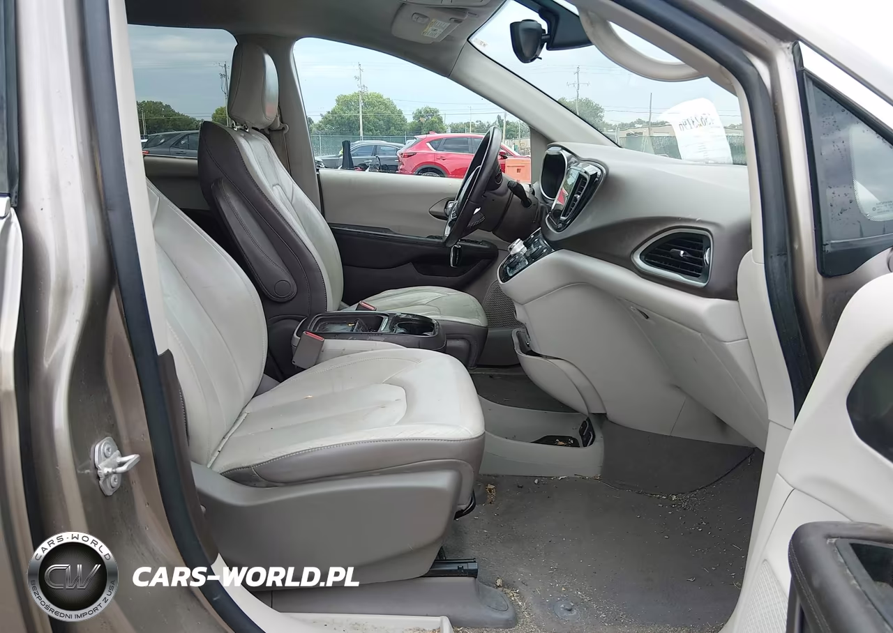 2017 Chrysler Pacifica Touring-L VIN:2C4RC1BG3HR613455 - 5
