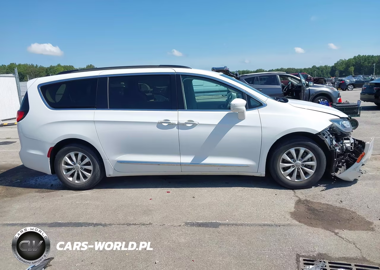 2017 Chrysler Pacifica Touring-L VIN:2C4RC1BGXHR794196 - 13