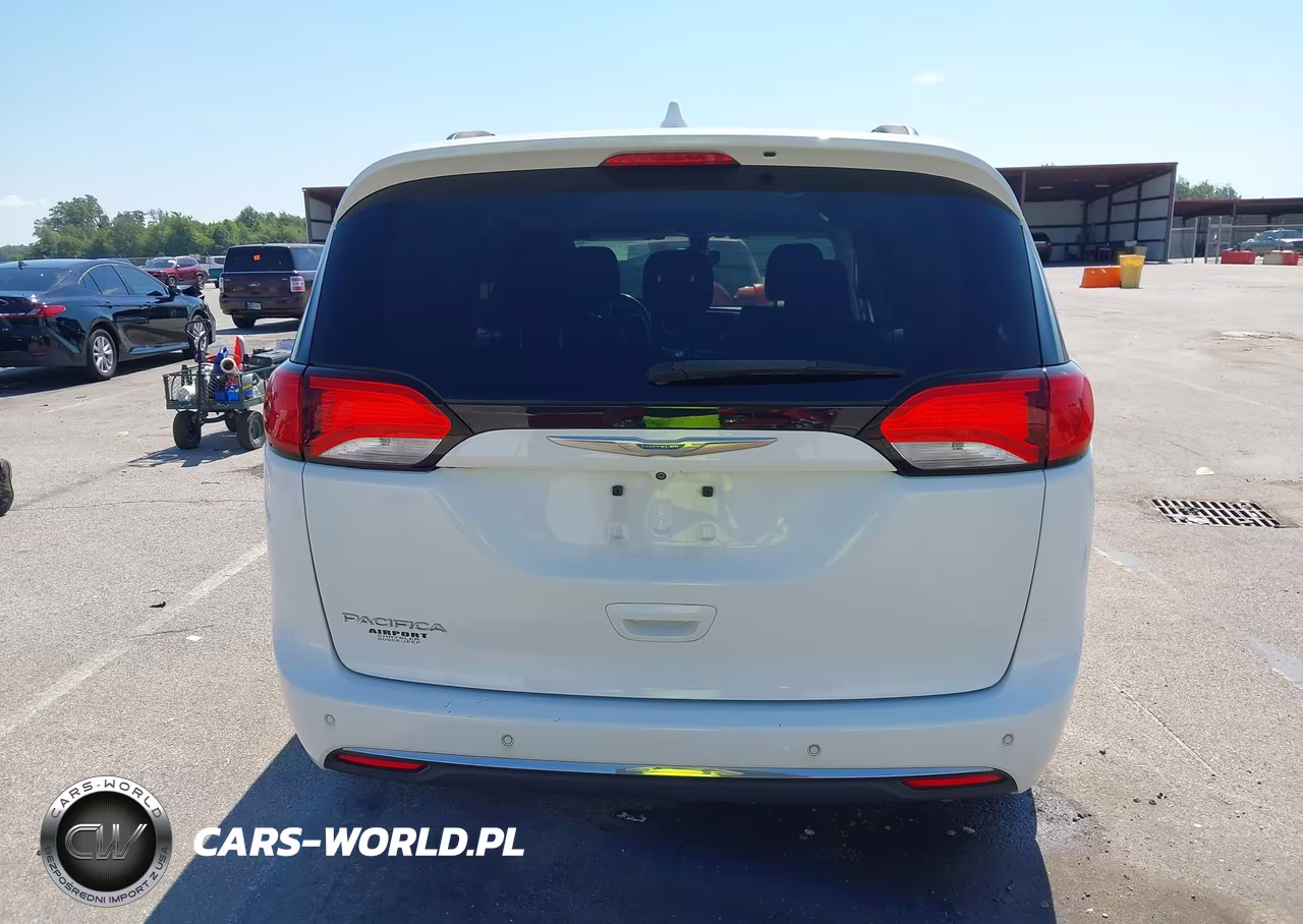 2017 Chrysler Pacifica Touring-L VIN:2C4RC1BGXHR794196 - 16