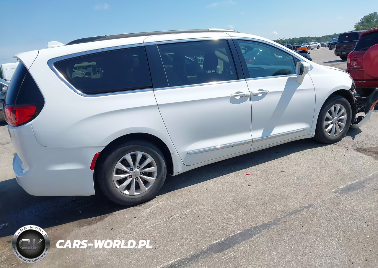 2017 Chrysler Pacifica Touring-L VIN:2C4RC1BGXHR794196 - 4