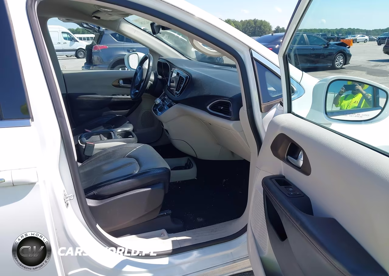 2017 Chrysler Pacifica Touring-L VIN:2C4RC1BGXHR794196 - 5