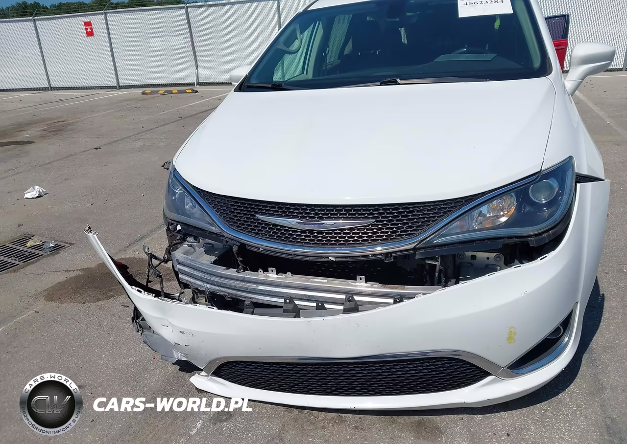 2017 Chrysler Pacifica Touring-L VIN:2C4RC1BGXHR794196 - 6