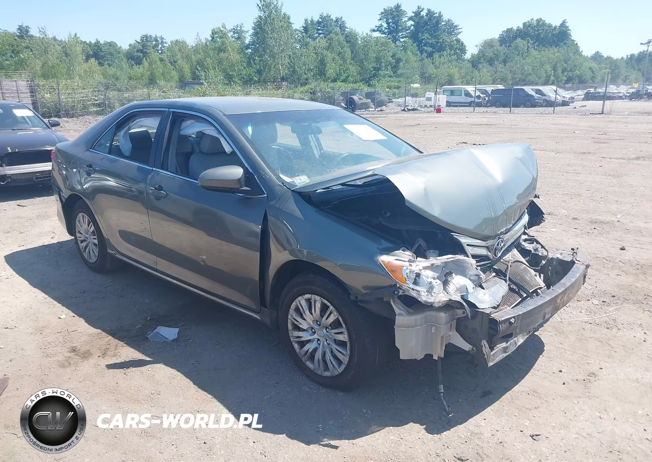 2014 Toyota Camry Le – zdjęcie 1 z 18
