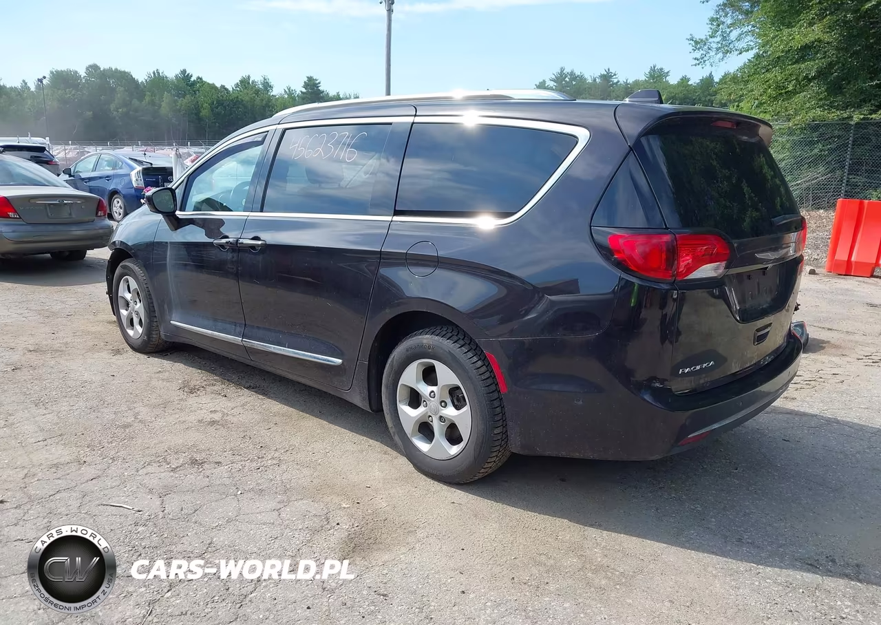 2017 Chrysler Pacifica Touring-L Plus VIN:2C4RC1EG9HR525005 - 3