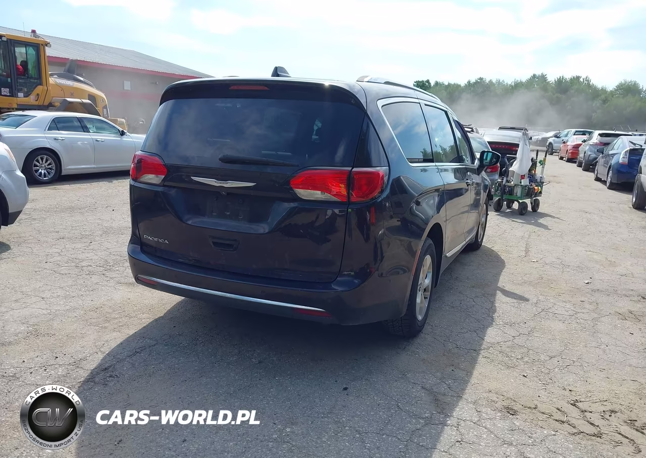 2017 Chrysler Pacifica Touring-L Plus VIN:2C4RC1EG9HR525005 - 4