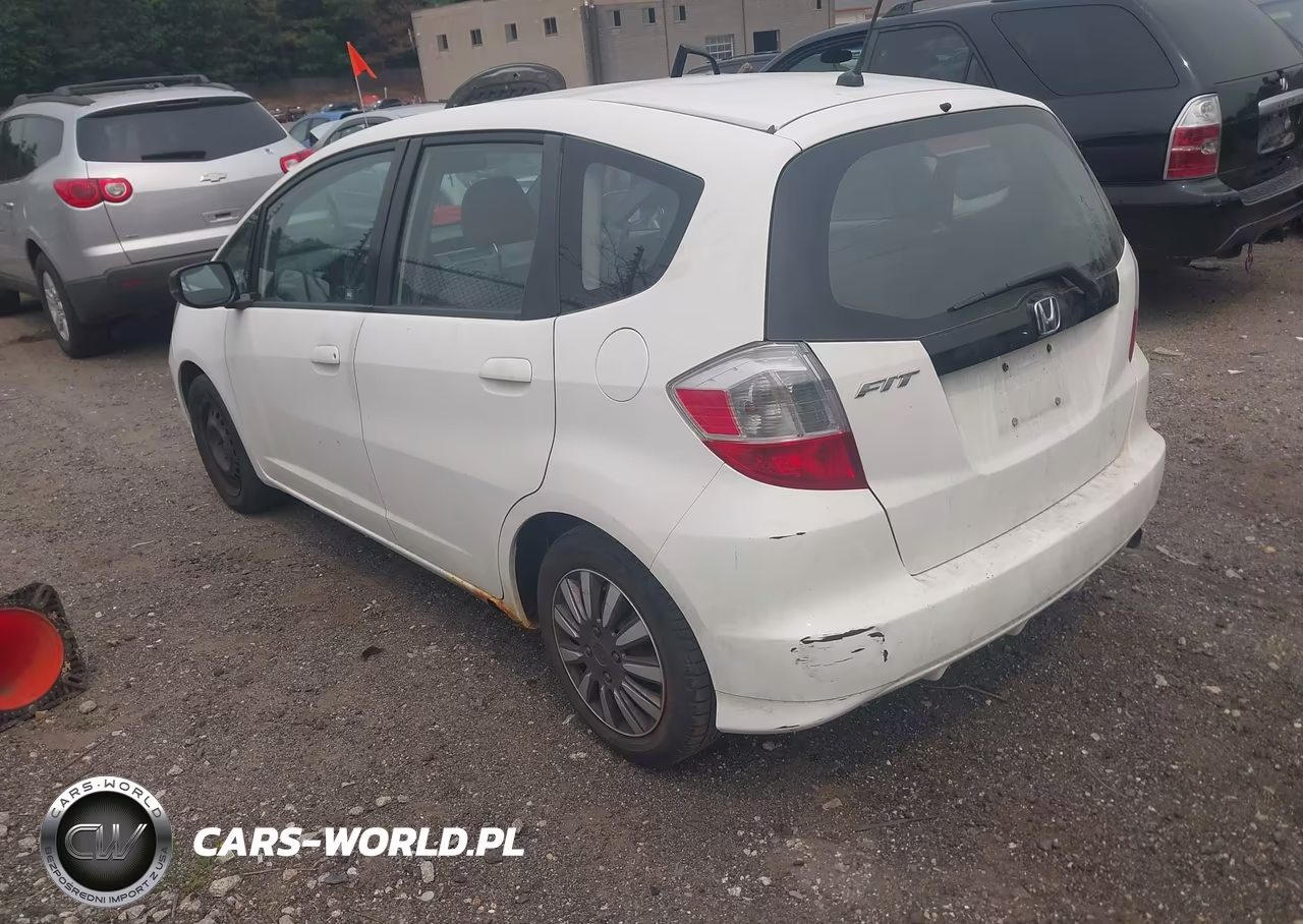 2011 Honda Fit VIN:JHMGE8H30BC005745 - 3