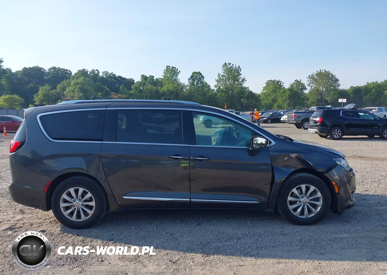 2018 Chrysler Pacifica Touring L Plus VIN:2C4RC1EG1JR112887 - 13