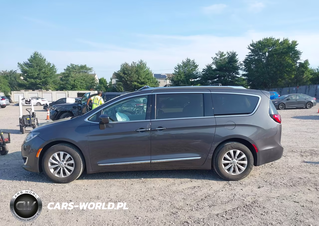 2018 Chrysler Pacifica Touring L Plus VIN:2C4RC1EG1JR112887 - 14