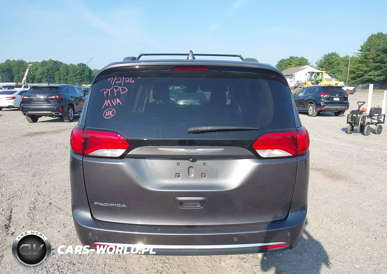 2018 Chrysler Pacifica Touring L Plus VIN:2C4RC1EG1JR112887 - 16