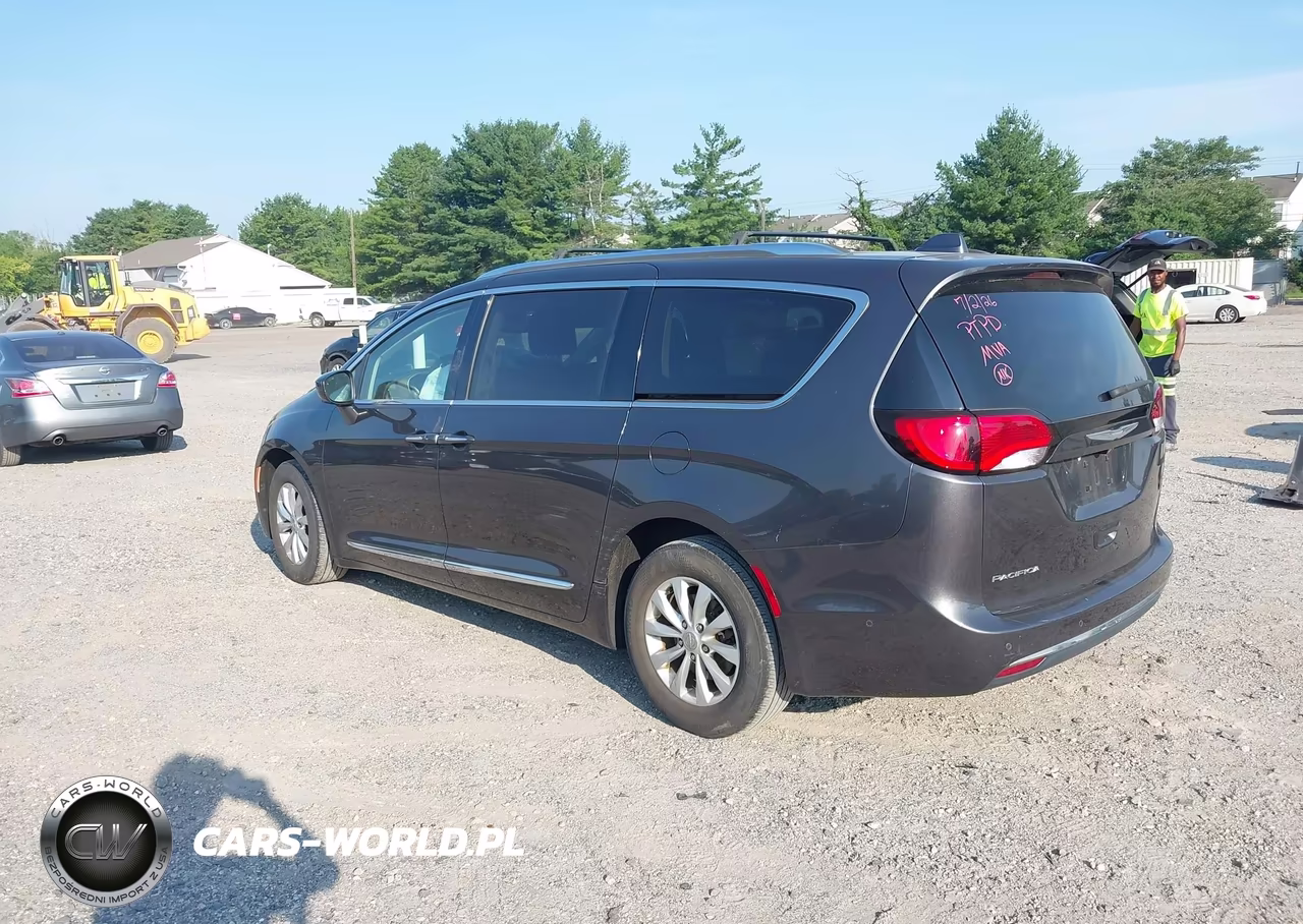 2018 Chrysler Pacifica Touring L Plus VIN:2C4RC1EG1JR112887 - 3