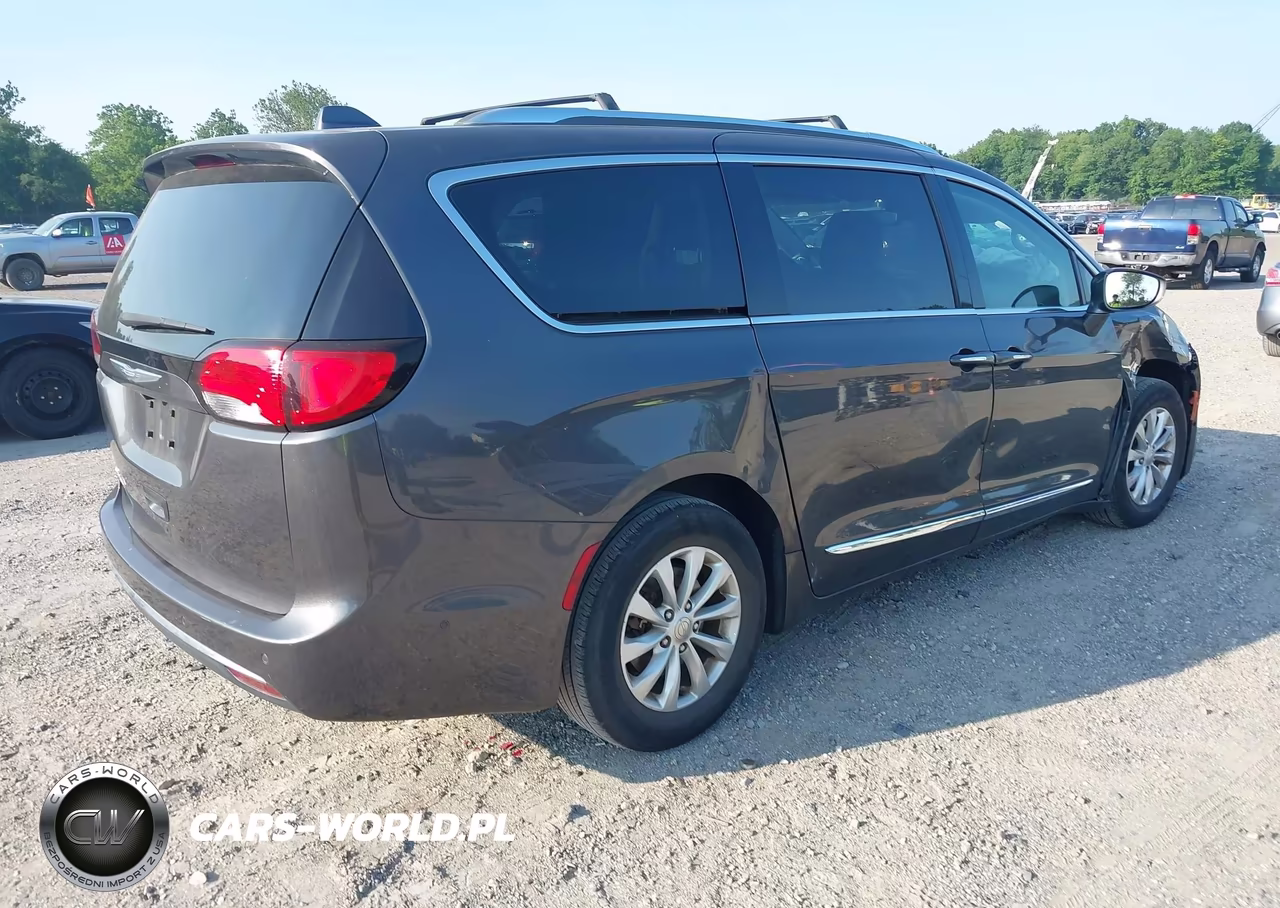 2018 Chrysler Pacifica Touring L Plus VIN:2C4RC1EG1JR112887 - 4