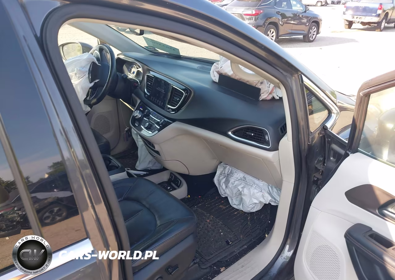 2018 Chrysler Pacifica Touring L Plus VIN:2C4RC1EG1JR112887 - 5