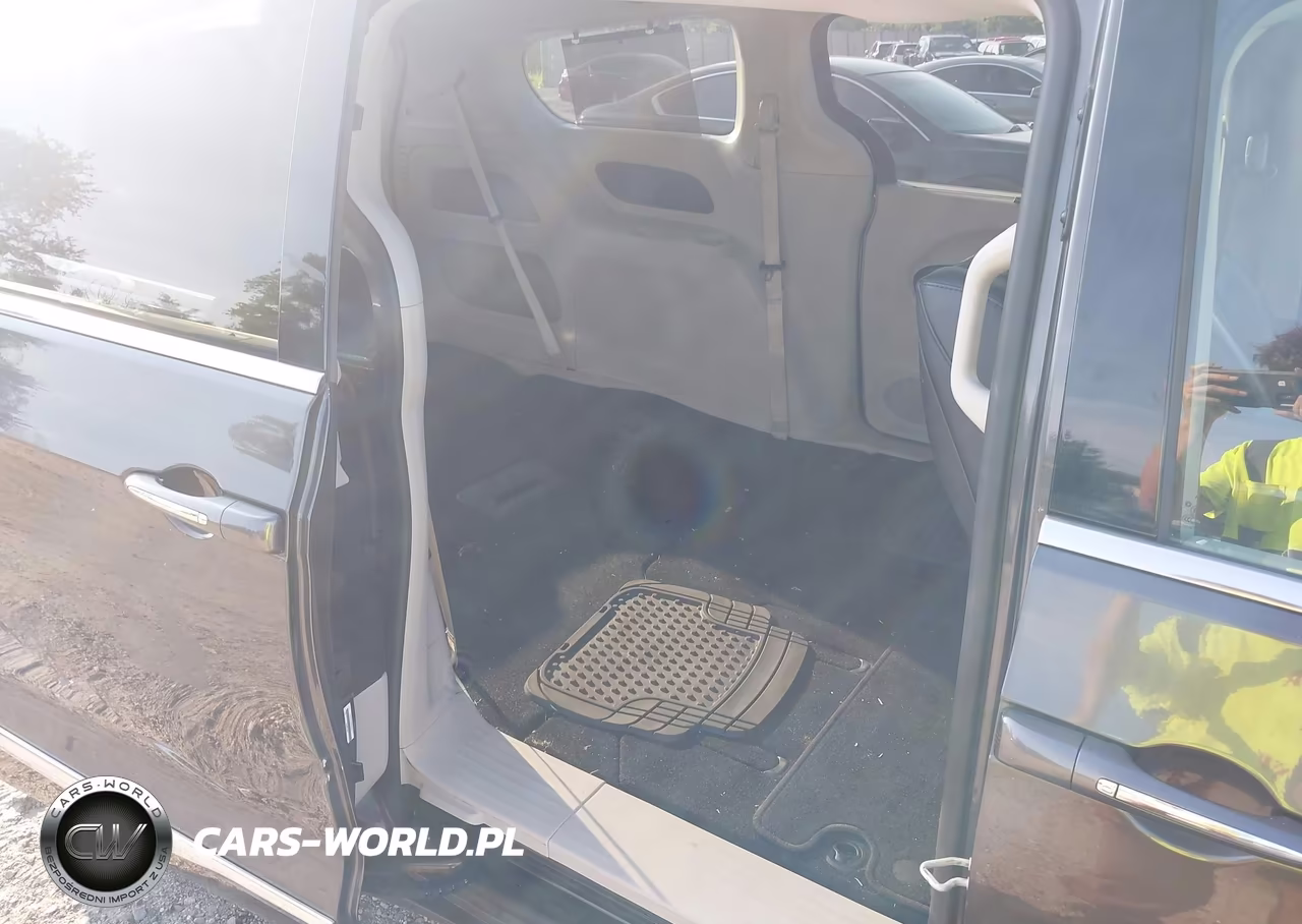 2018 Chrysler Pacifica Touring L Plus VIN:2C4RC1EG1JR112887 - 8