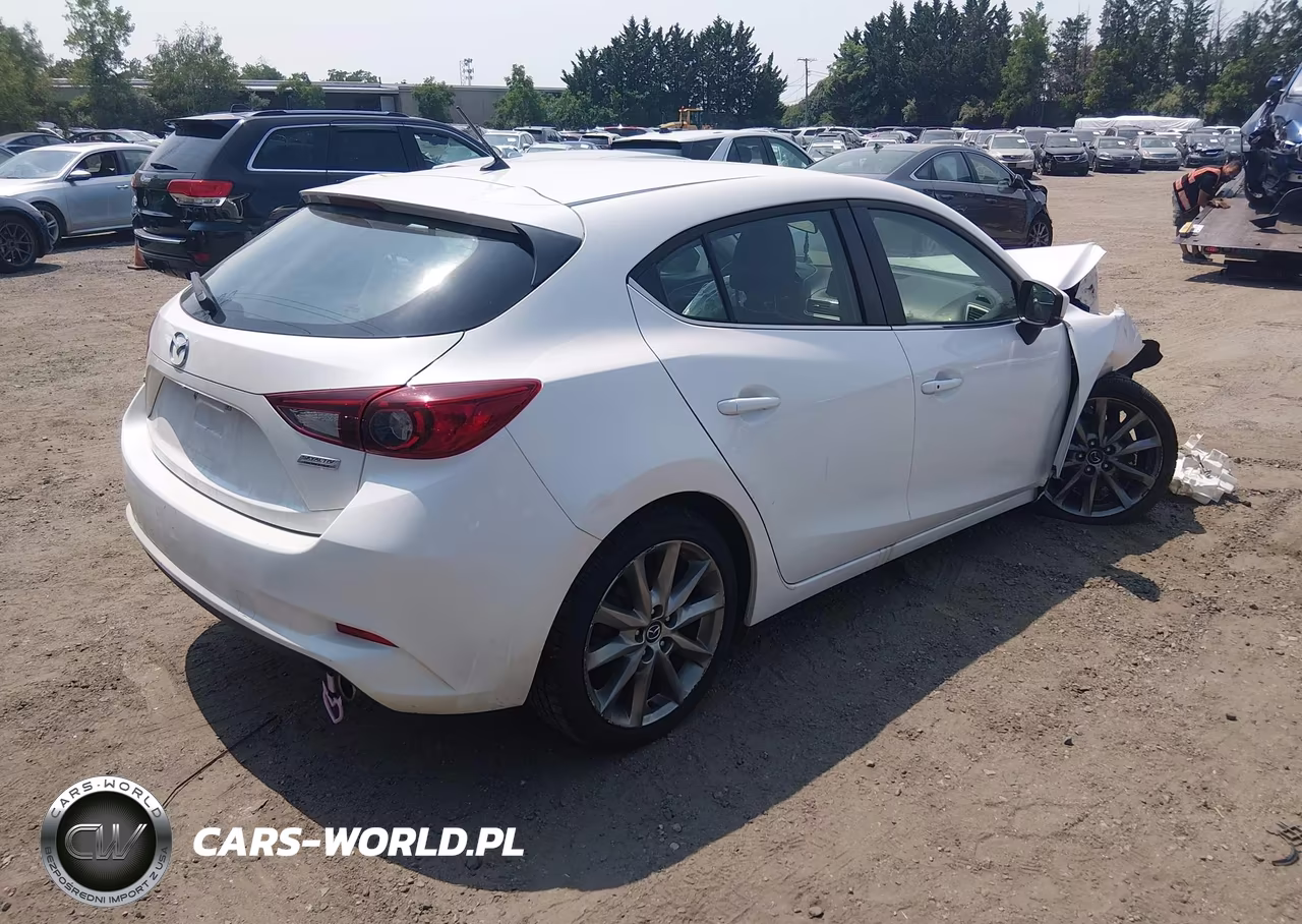 2018 Mazda Mazda3 Touring VIN:3MZBN1L36JM168517 - 4