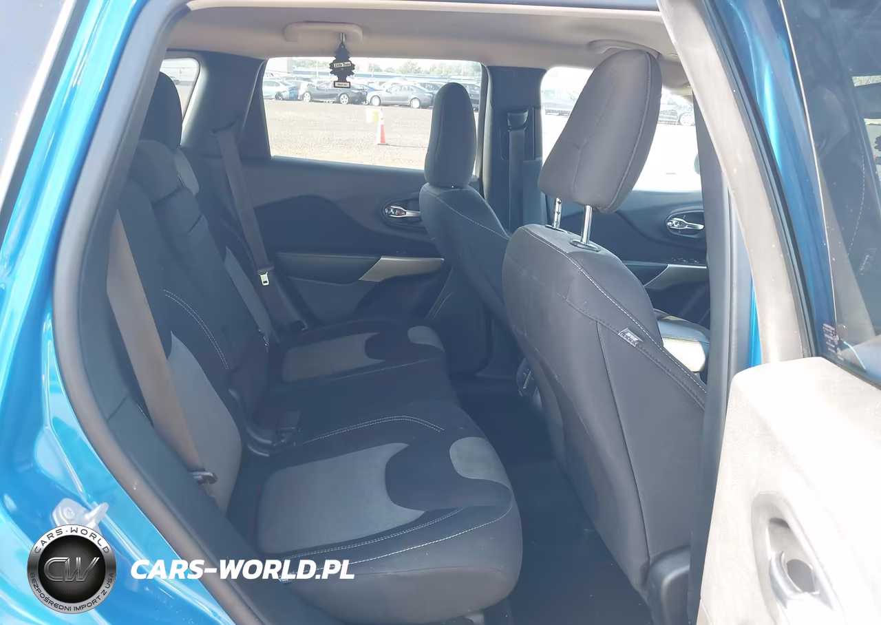 2018 Jeep Cherokee Latitude 4X4 VIN:1C4PJMCX0JD598614 - 8