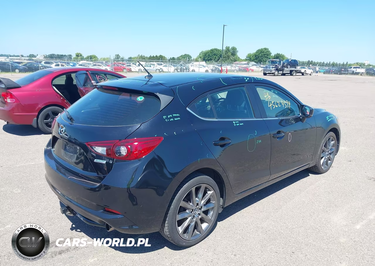 2018 Mazda Mazda3 Touring VIN:3MZBN1L30JM193221 - 4
